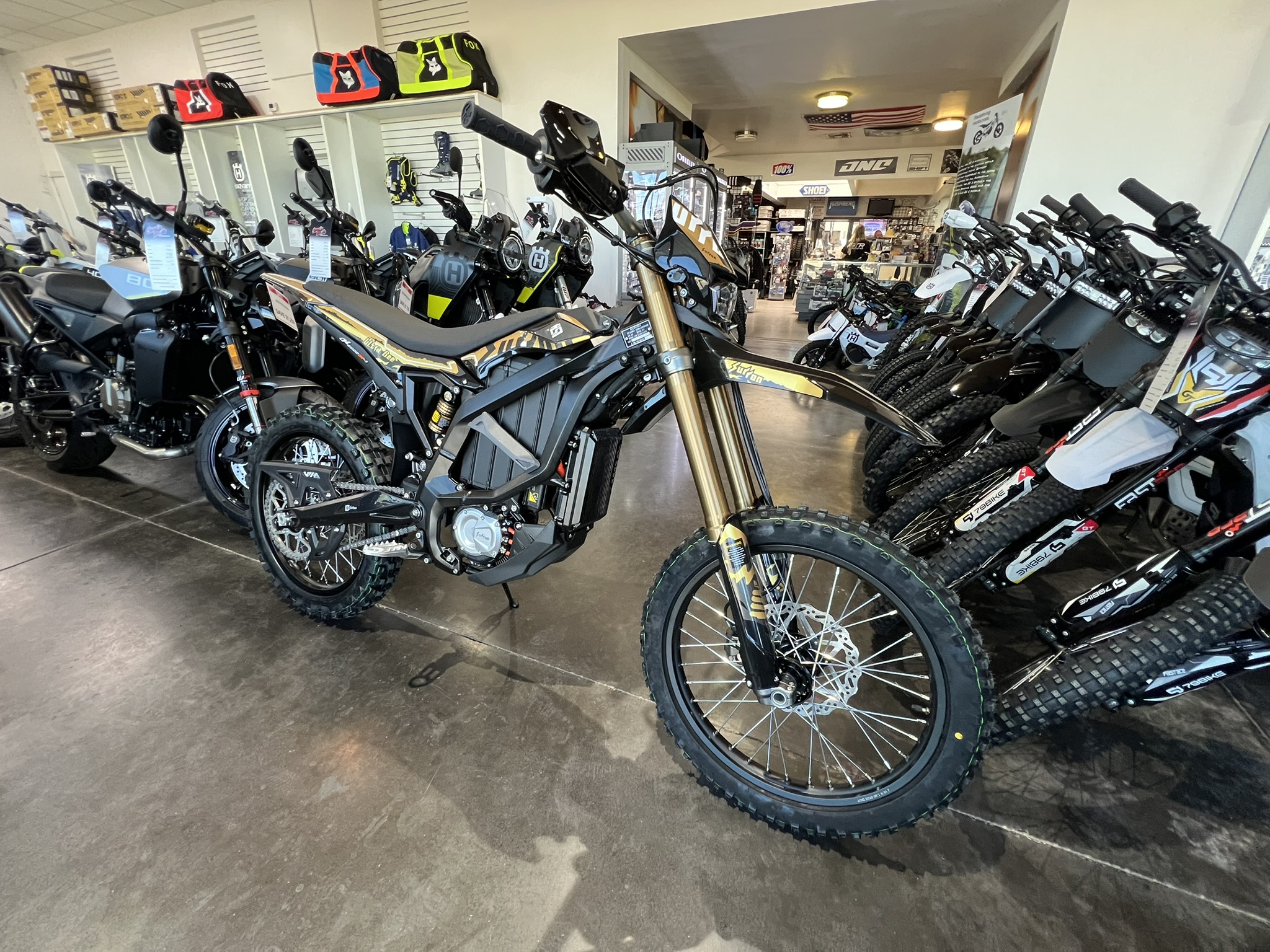 2025 surron ultra bee black front side profiel