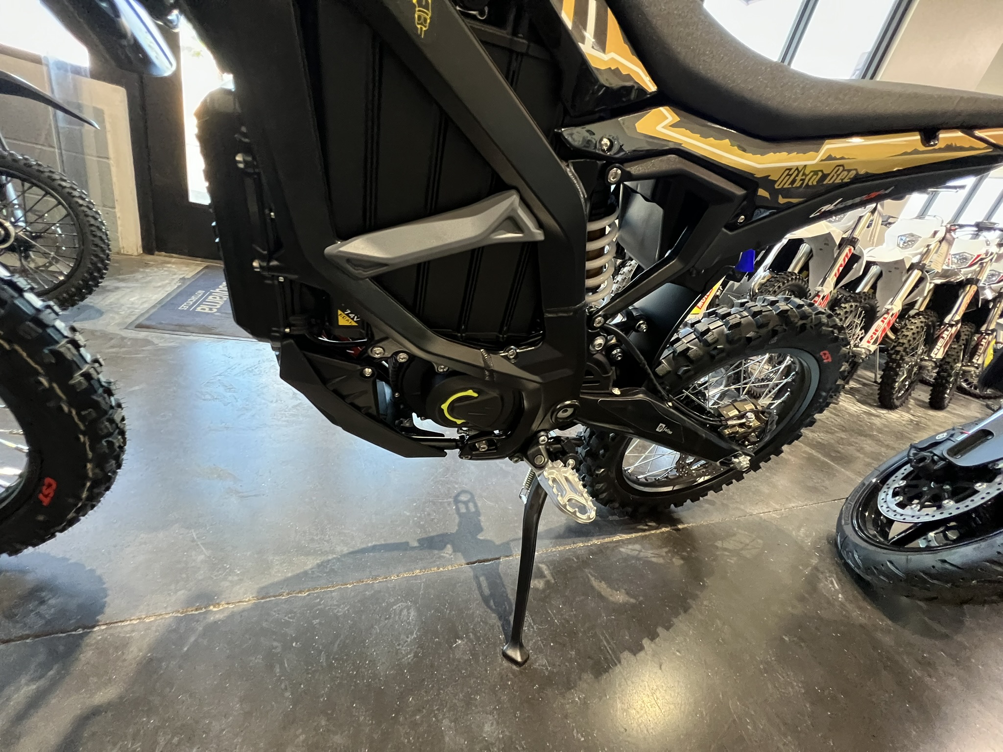 2025 surron ultra bee black battery and kick stand