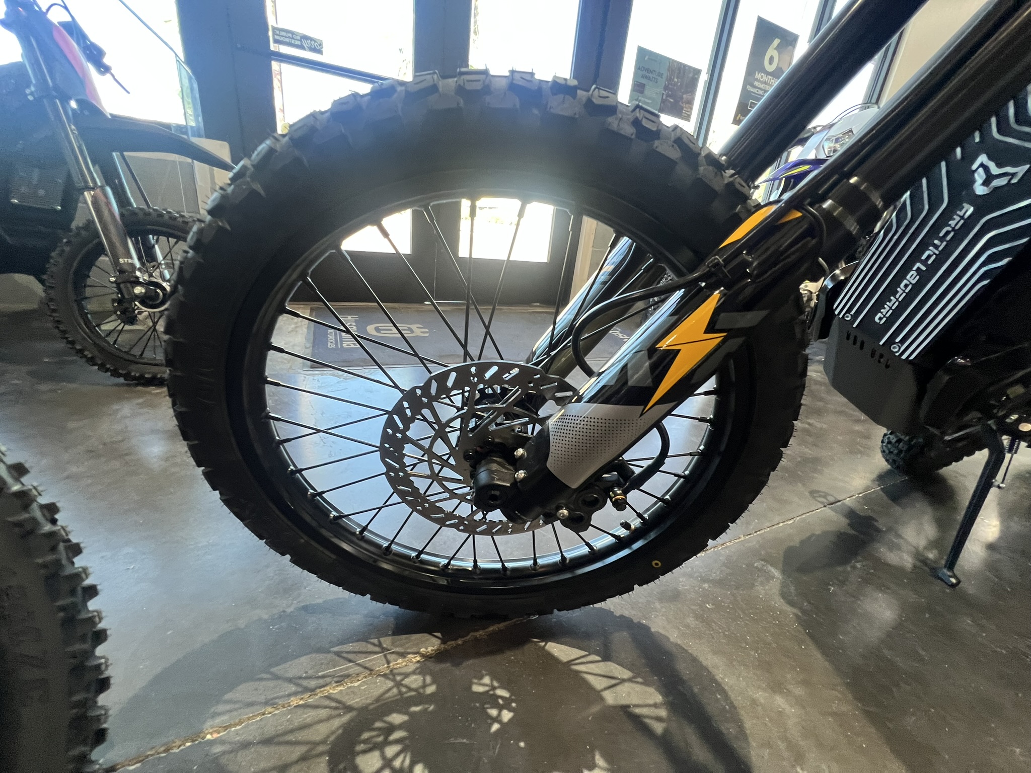 Artic Leopard xe s pro right front wheel and tire