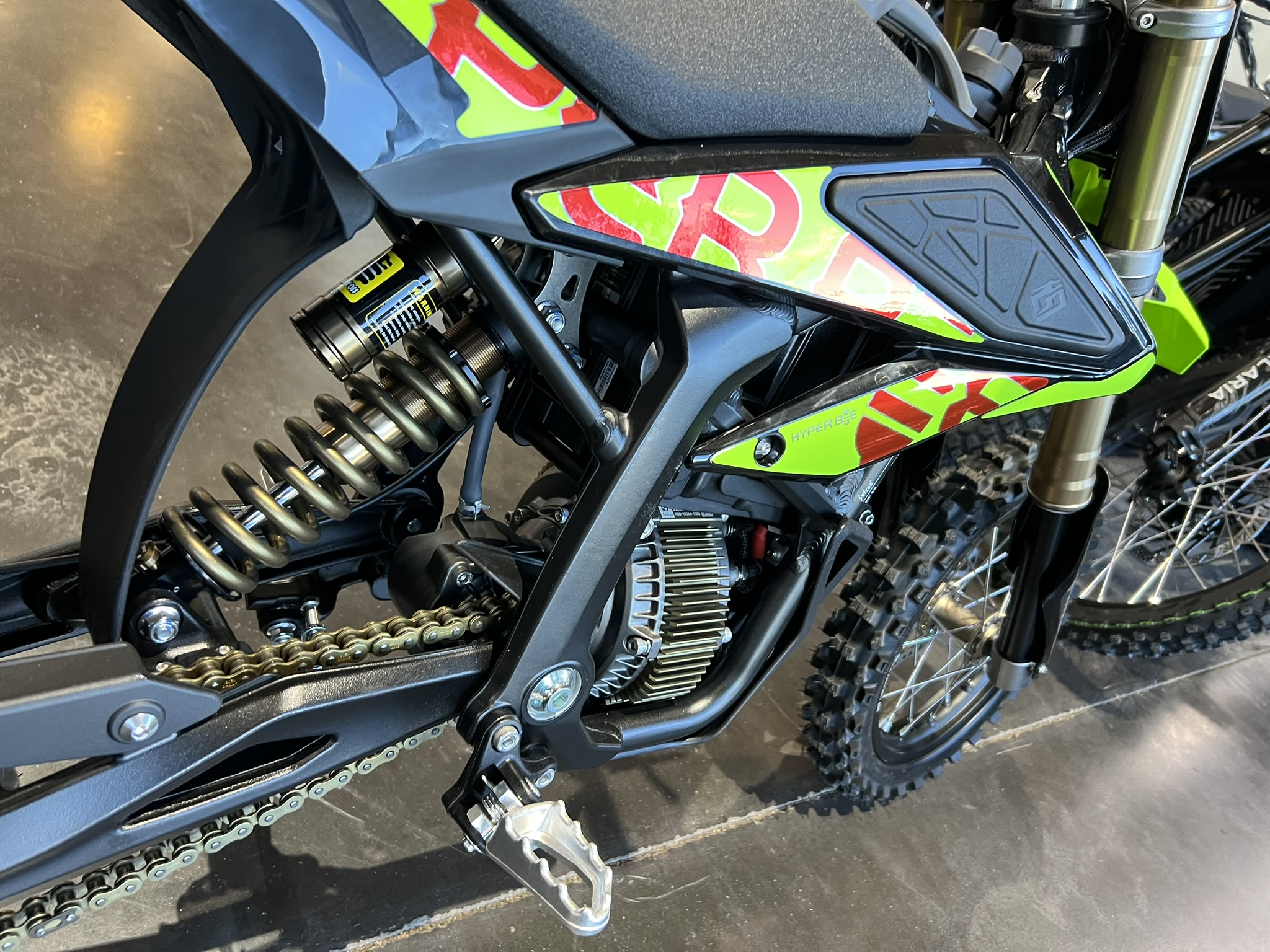 blue surron hyper bee green rear shock and pegs
