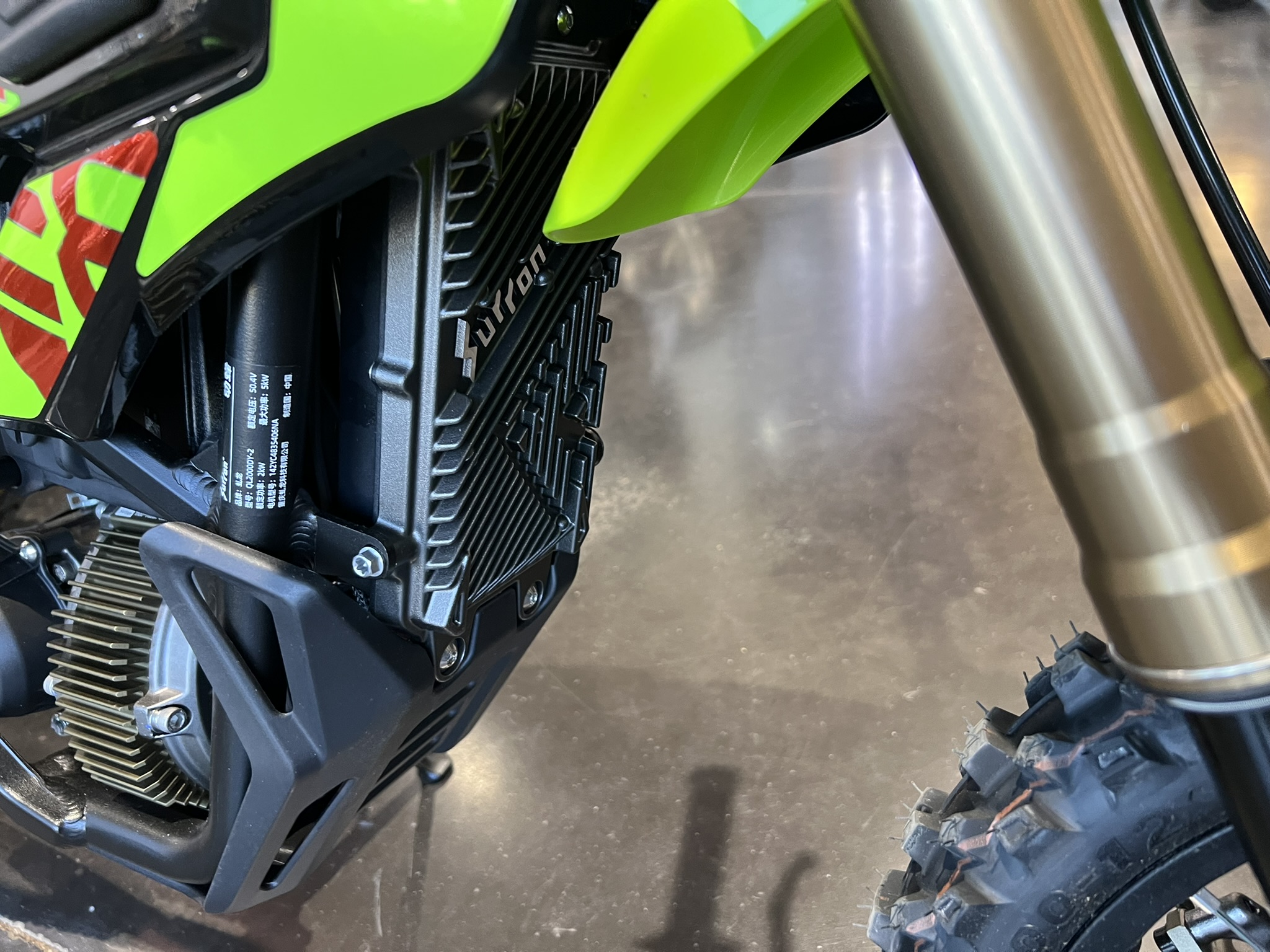 blue surron hyper bee green battery