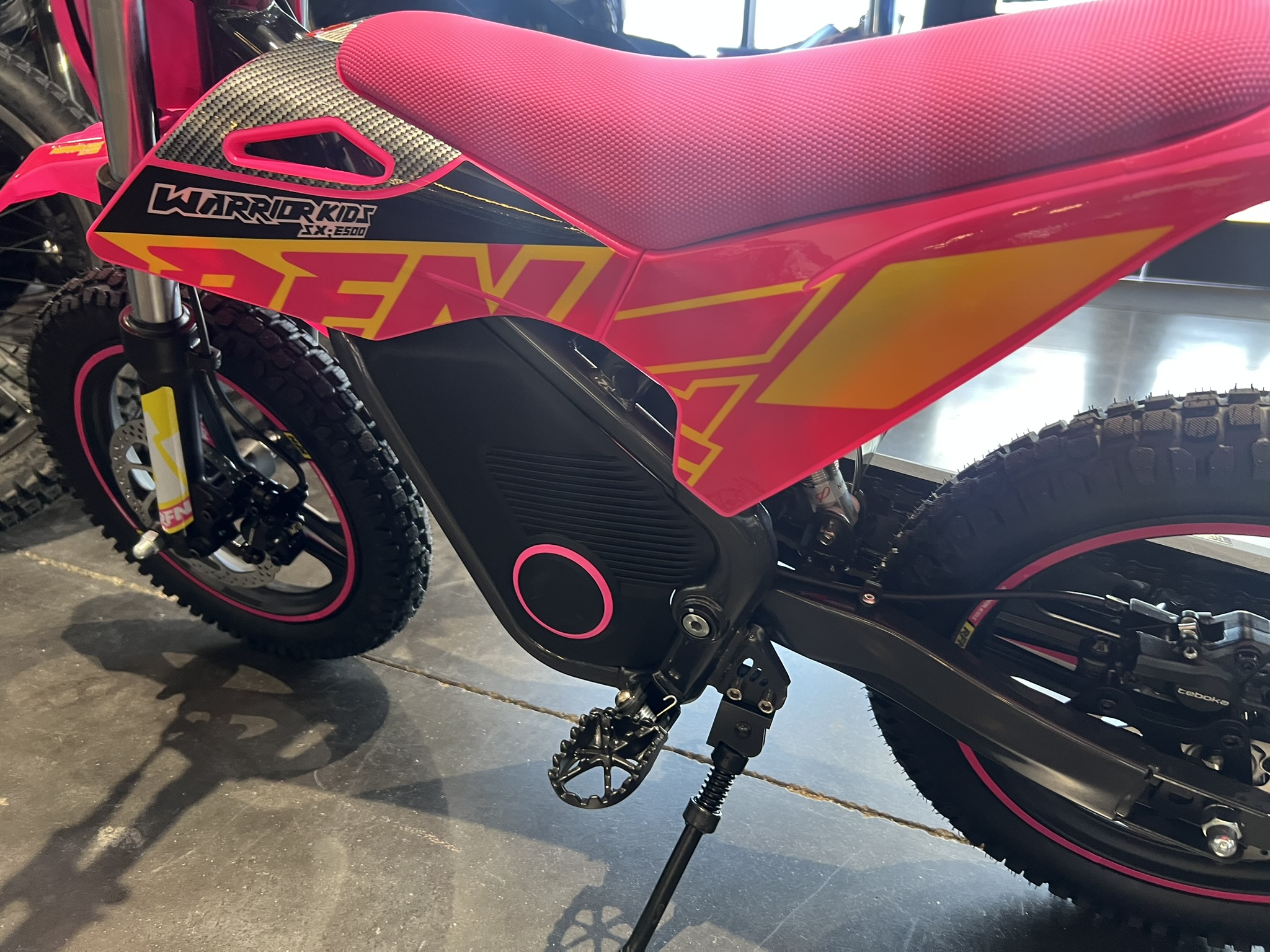 RFN WARRIOR SX-E500 PINK PEGS AND KICK STAND