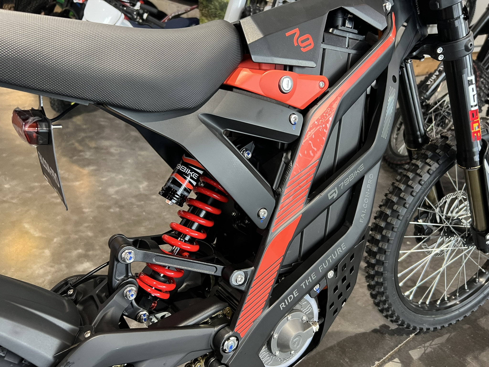 79Bike Falcon Pro - Red - Image 5