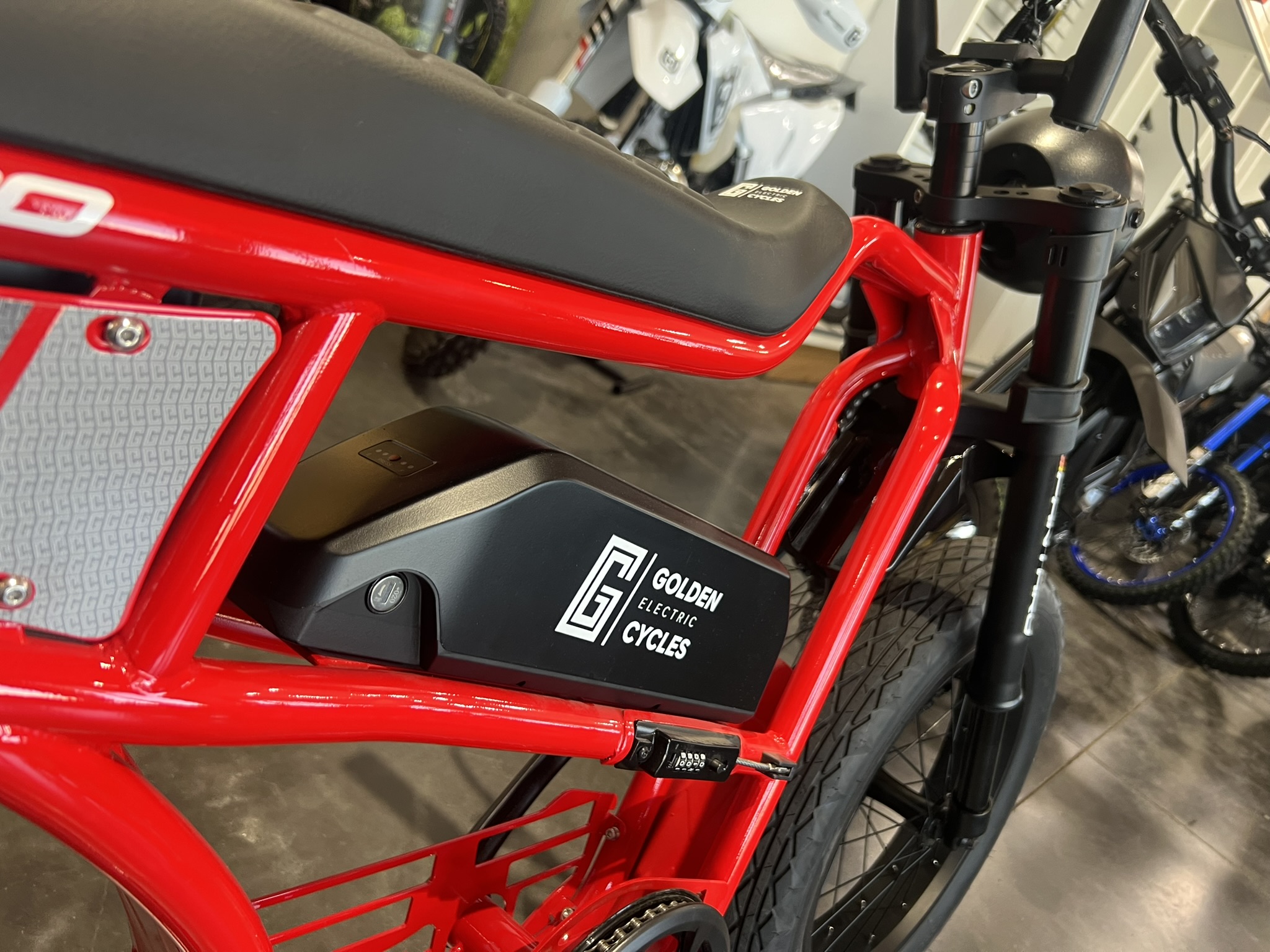 Panthro E-Bike red seat