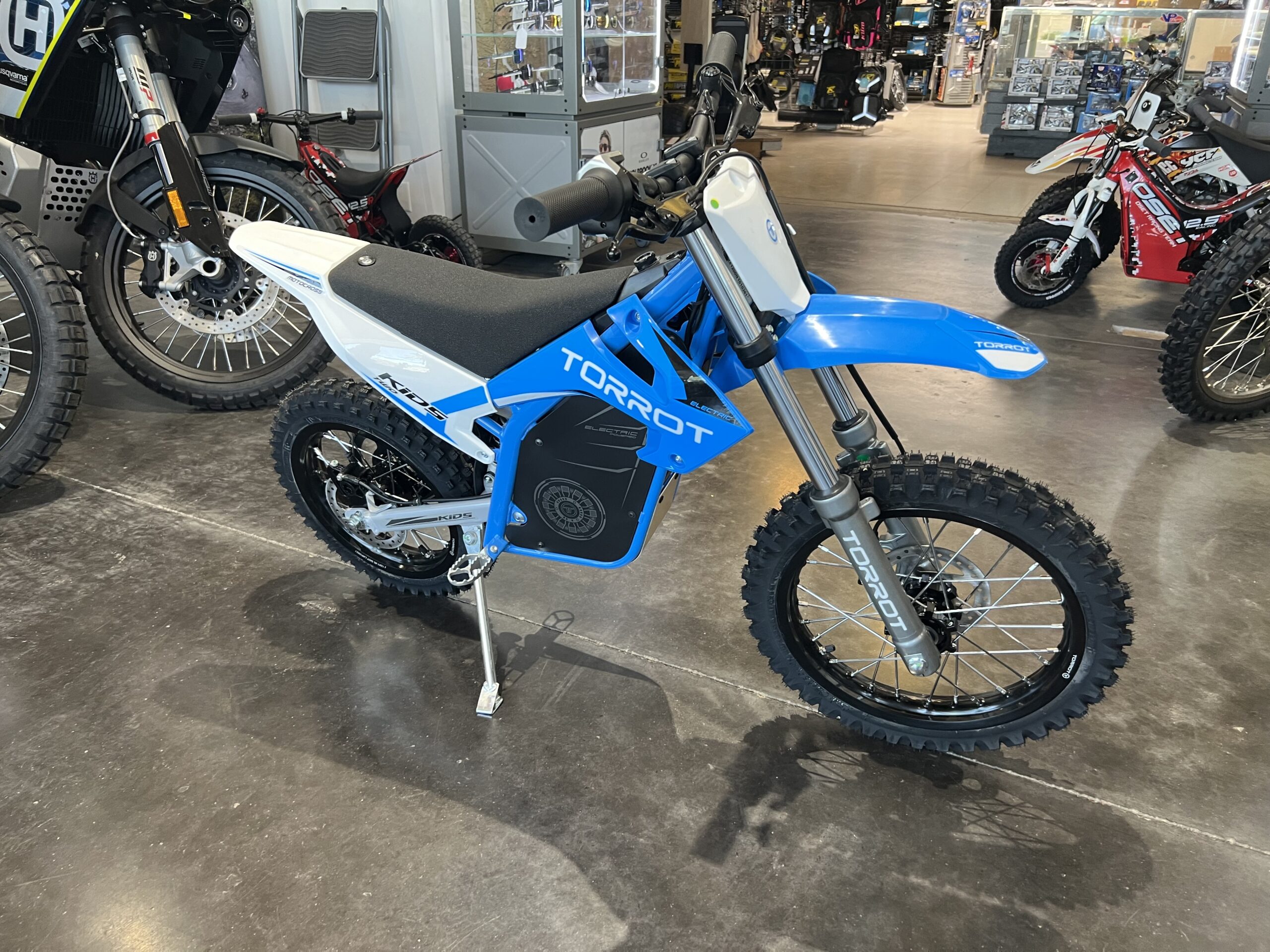 showroom front side profile torrot mx2