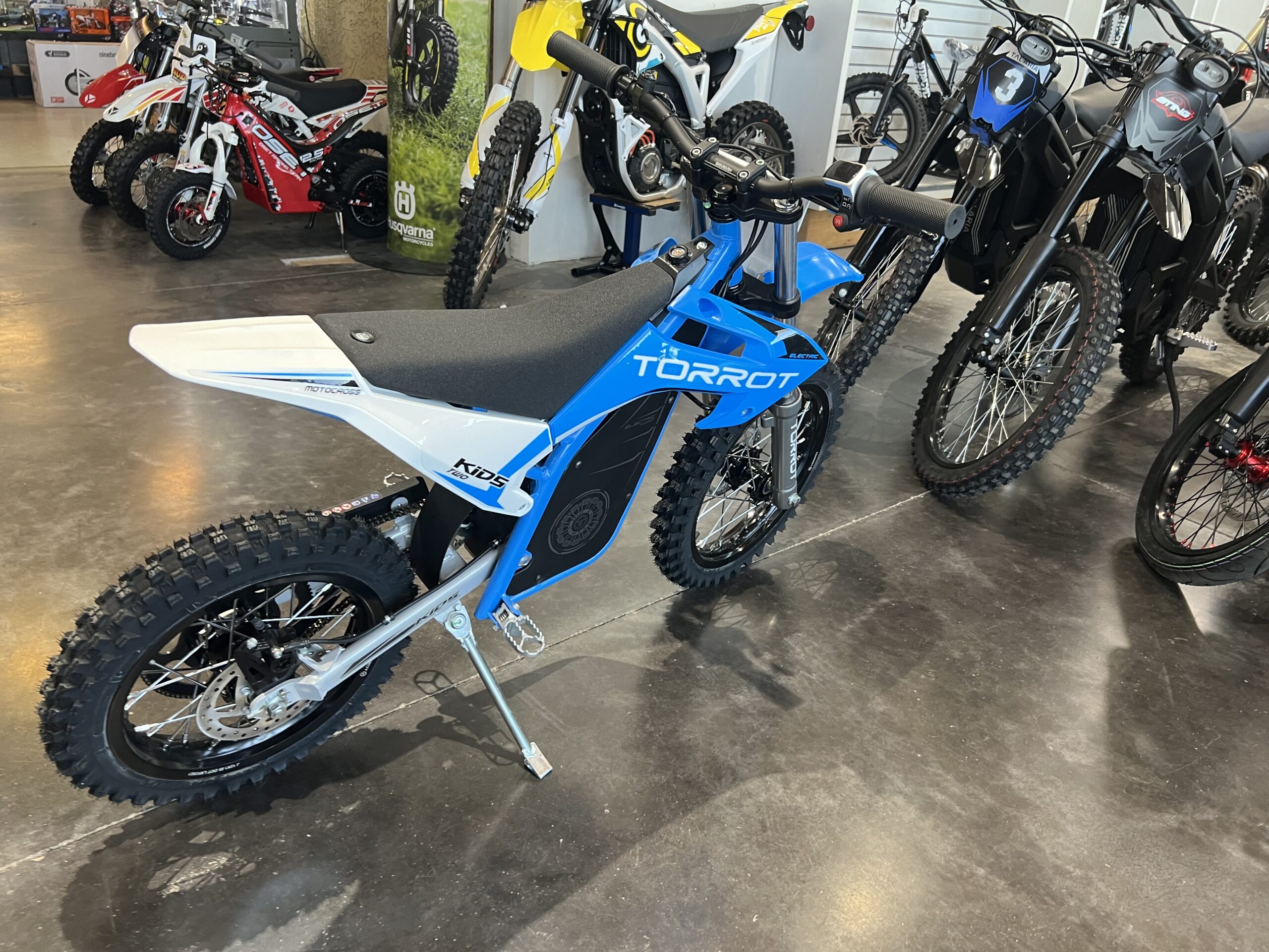 showroom rear side profile torrot mx2