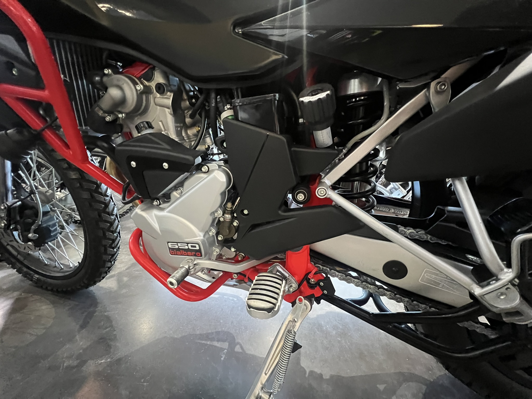 2021_SWM_SuperDual_X600_ left side engine view
