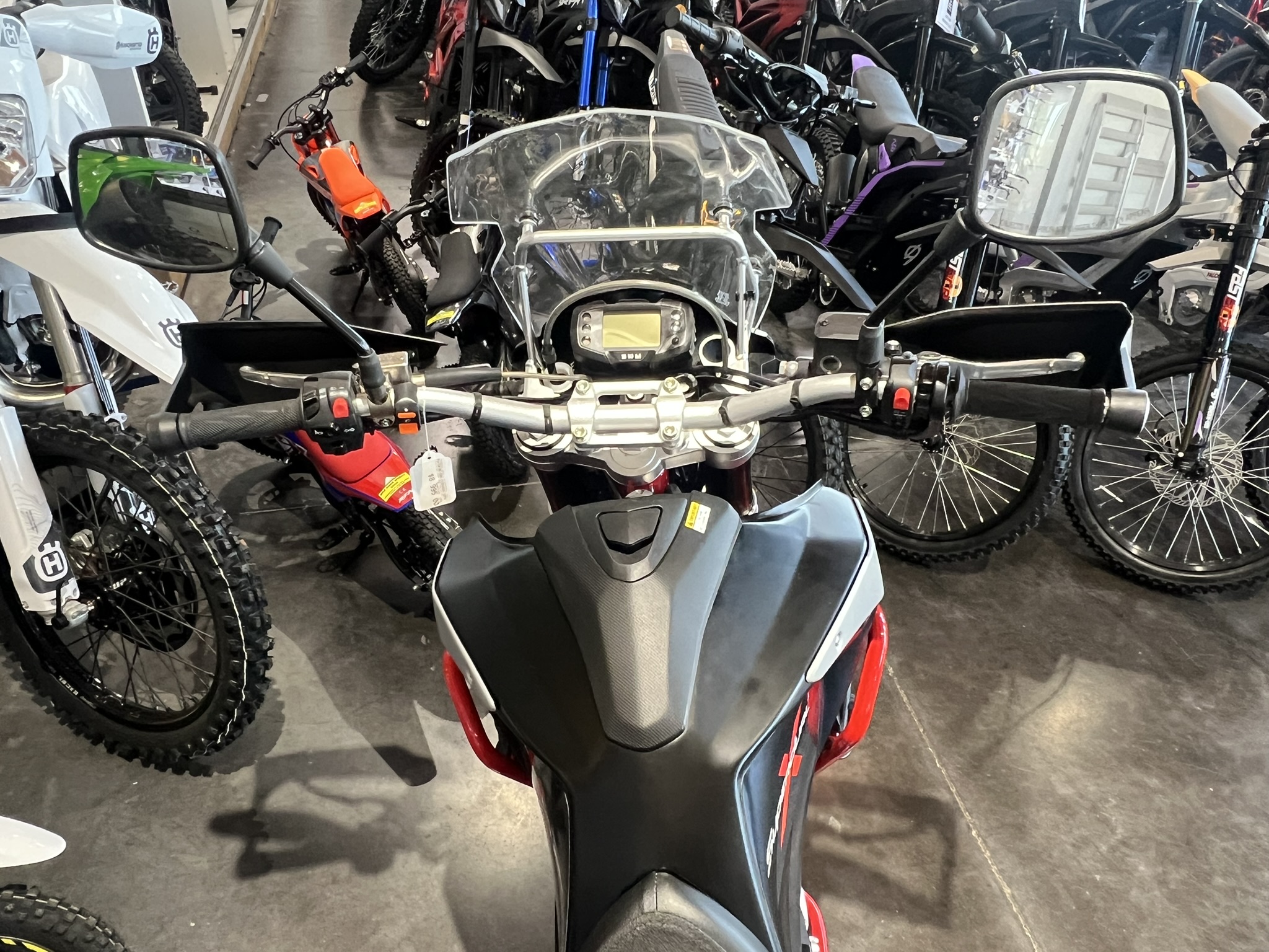 2021_SWM_SuperDual_X600_handlebar