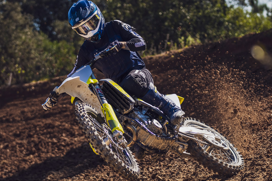 2024 Husqvarna FC 450 4-stroke action-4 2024 Husqvarna FC 450 4-stroke action-4