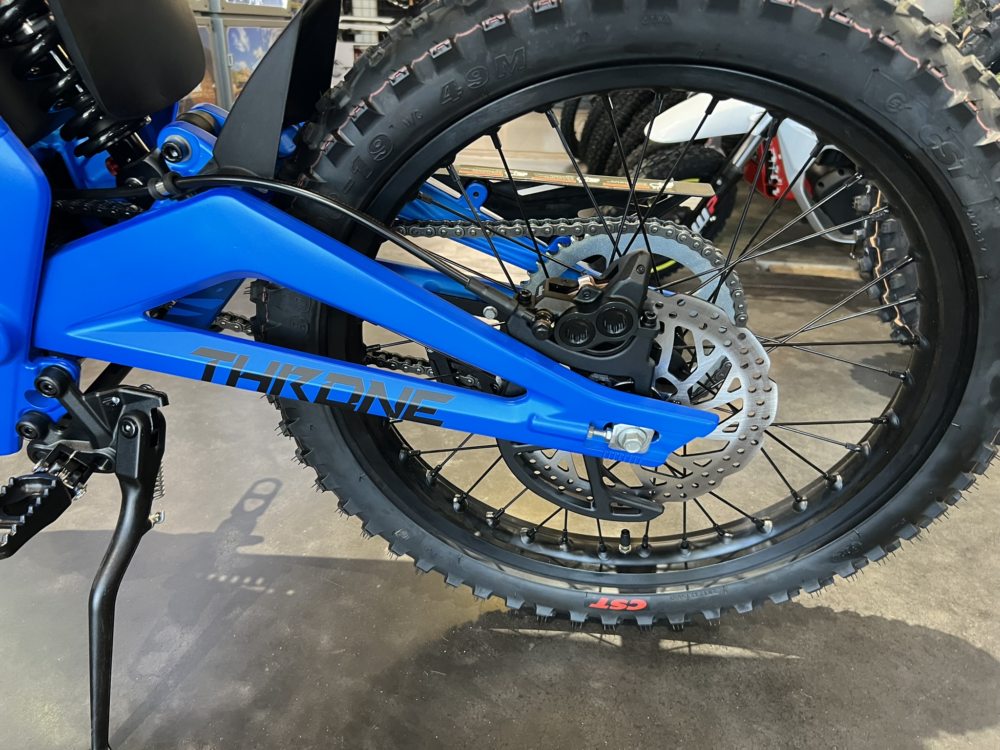Throne Srpnt midnight blue back wheel and tire