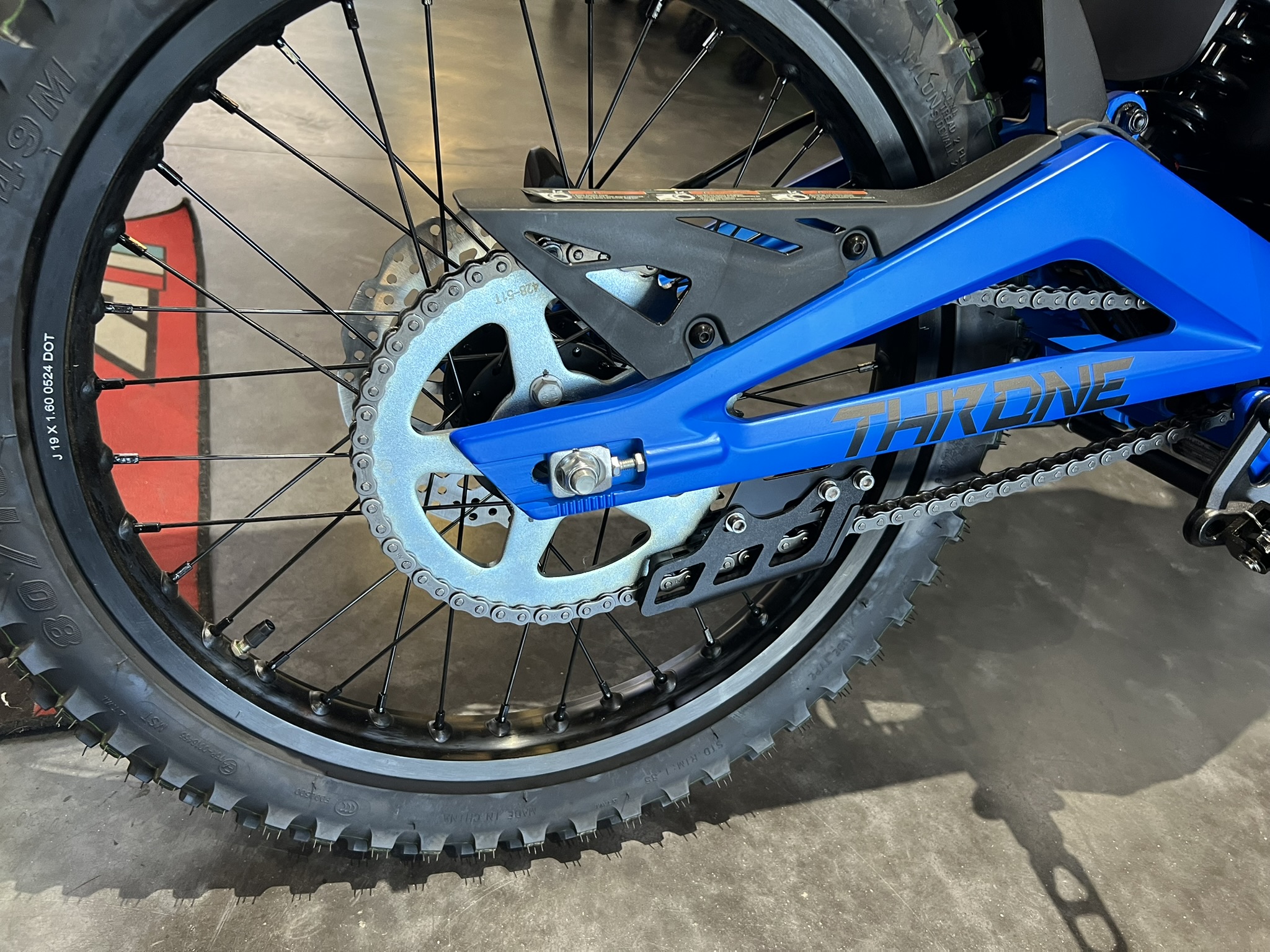 Throne Srpnt midnight blue back wheel and tire