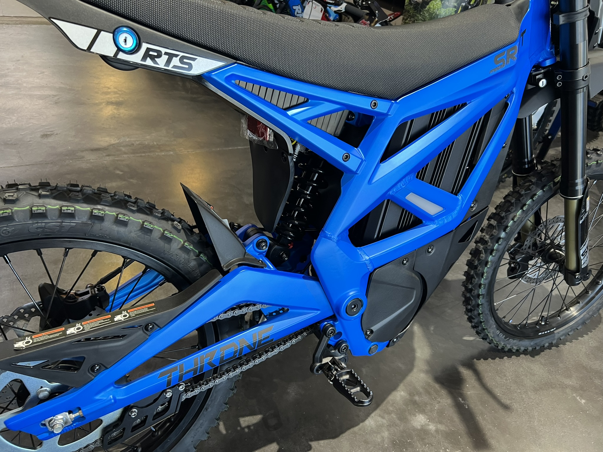 Throne Srpnt midnight blue rear pegs and shock