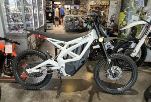 Throne Srpnt white savage left side profile