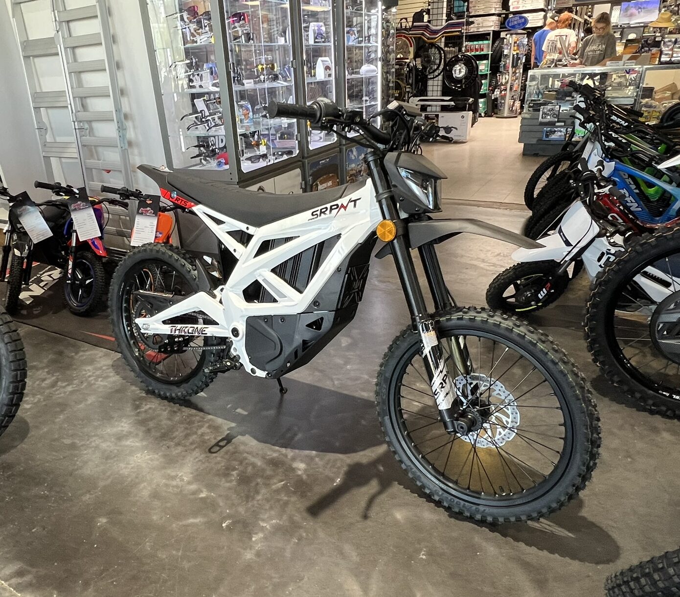 Throne Srpnt white savageleft front profile