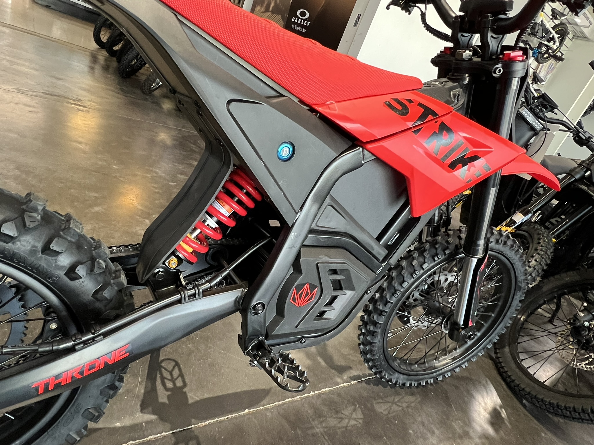 25 red strike shadow 60v rear red shock