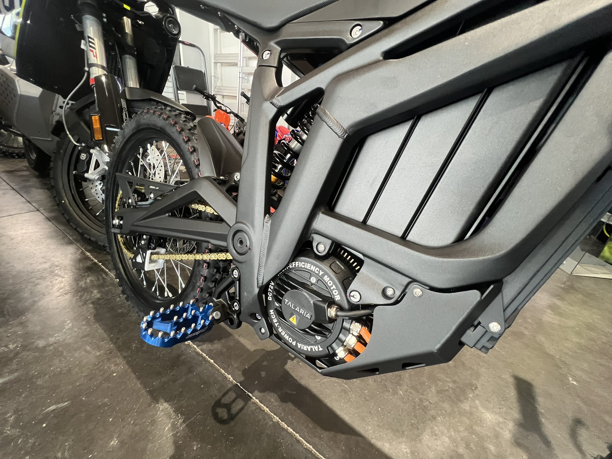 Talaria MX5 Sting Pro with Warp9 Bars and Pegs - Image 12