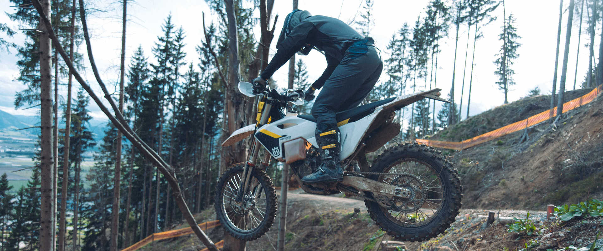 2025 husqvarna te 300 action 1