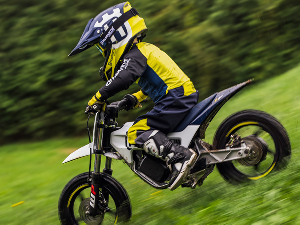 Husqvarna EE 2 Electric Motorcycle Action - 4