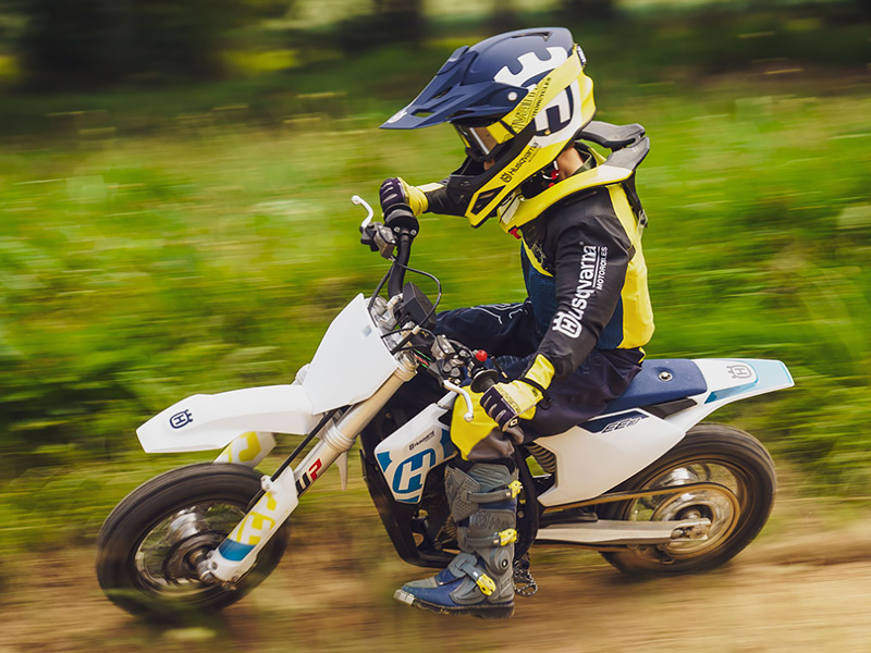 Husqvarna EE 3 Bike Action 1